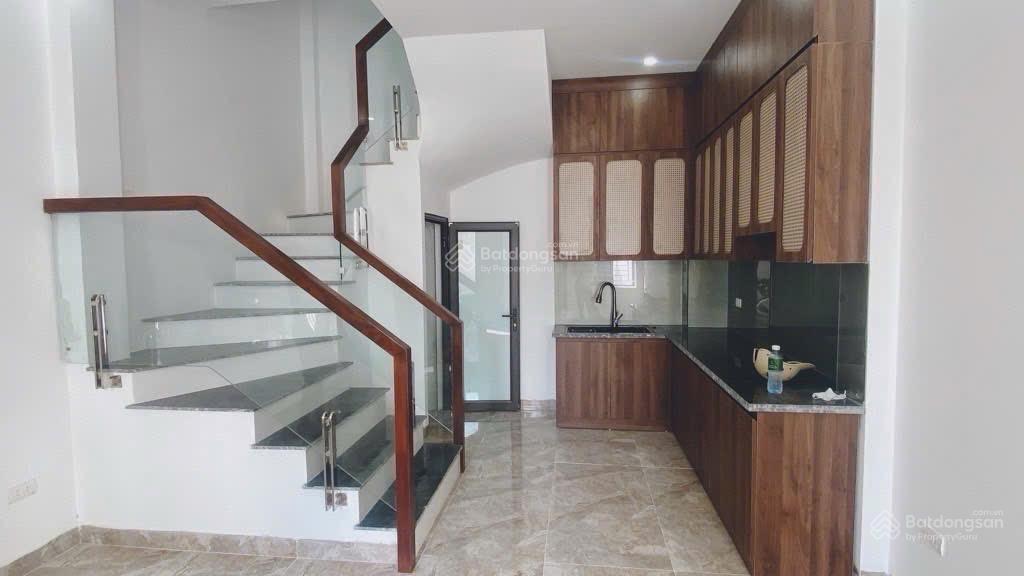 Nhà 5 tầng bát khối long biên, ô tô đỗ cổng 30m2 hơn 6 tỷ