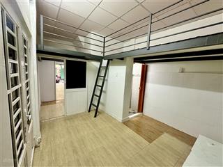 Cho thuê phòng có gác, cửa đi riêng, wc+bếp riêng, mặt tiền đoàn văn bơ q4, giá 4,5 triệu/tháng