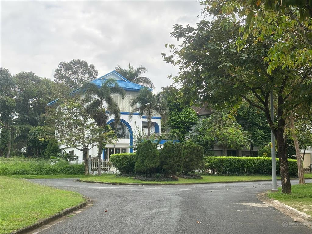 Cho thuê biệt thự sân vườn 384m2 khu compound thảo nguyên sài gòn, chỉ 10 triệu/tháng