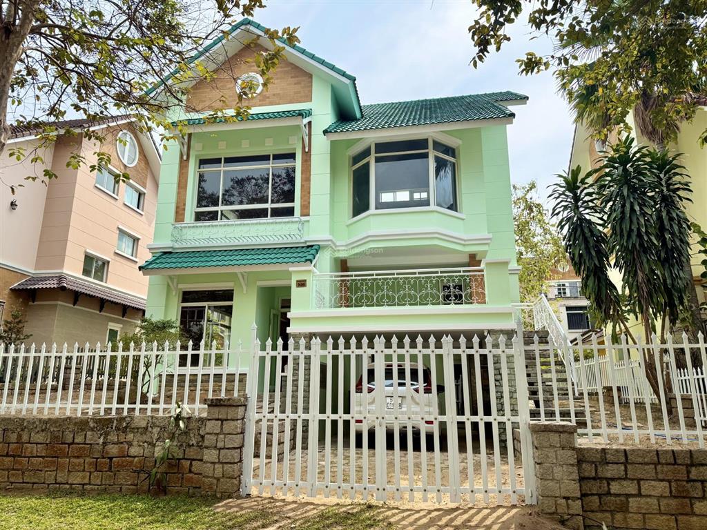 Cho thuê biệt thự sân vườn 384m2 khu compound thảo nguyên sài gòn, chỉ 10 triệu/tháng