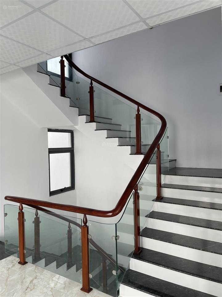 Chính chủ cho thuê nhà liền kề kđt văn khê la khê hà đông. nhà ht đẹp full đồ. giá 20tr, 0984 920 ***