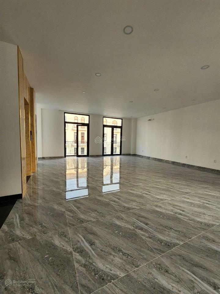 Hot deal nhà phố 135m2 hoàn thiện vị trí đẹp giá bán 28.86 tỷ total sẵn sổ tại vinhomes grand park