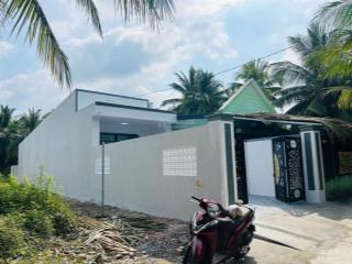 Bán nhà mới, 50m thổ cư. đường xe ô tô 7 chổ và sân đậu được ô tô tại xã tam phước bến tre cũ.