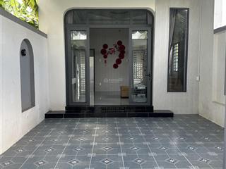 Cần bán nhà đầy đủ nội thất, xe ô tô đậu trong nhà tại phường phú tân tp bến tre cũvĩnh long mới.