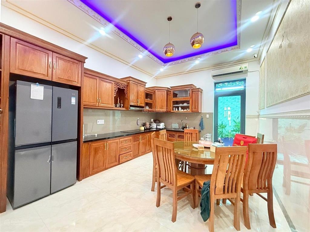 Bán nhà 4x16,5m 4 tầng, ngay trung tâm tdtt hồ bơi tây thạnh.