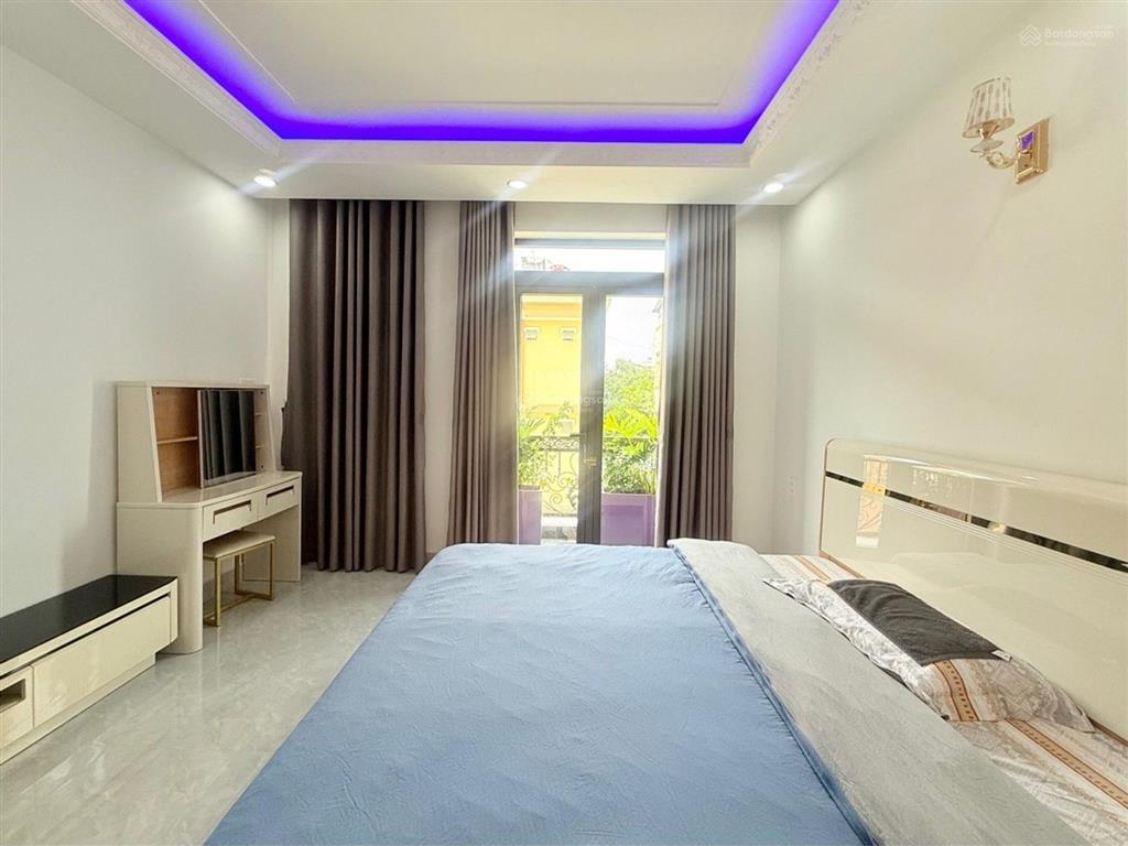 Bán nhà 4x16,5m 4 tầng, ngay trung tâm tdtt hồ bơi tây thạnh.