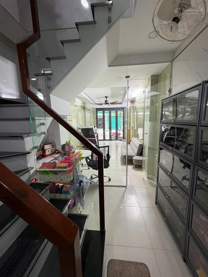 Bán nhà mặt tiền quận 5  trệt, 2 lầu st  nhà mới xây giá chỉ 11.5 tỷ