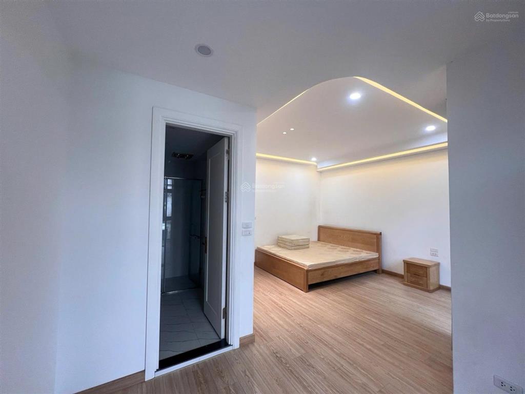 Liền kề phân khu ngọc trai, nhà hoàn thiện 5 tầng, thang máy, ô tô đỗ ngày đêm, bảo vệ 24/7