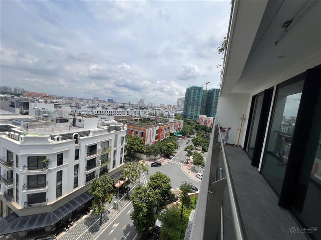 Căn hộ 3 phòng ngủ, view đẹp, ban công rộng, sống sang ở thích, bể bơi bốn mùa, gần trường quốc tế