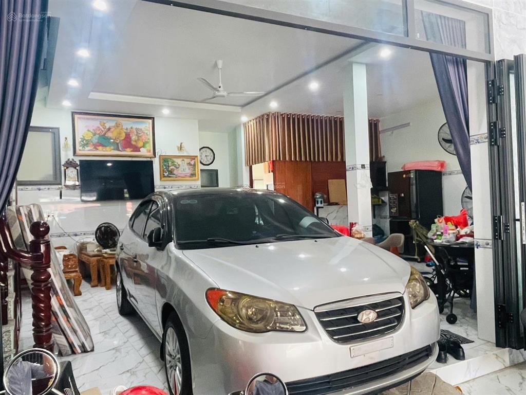 Mặt tiền nguyễn văn tuôi 20m  139,6m² (2 sổ) nở hậu 10m  có nhà 1 trệt 1 lầu  giá 6,5 tỷ, sổ sẵn
