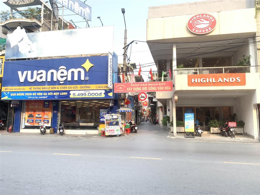 Cho thuê cả nhà mt 8m dt 110m2 phố hai bà trưng, vỉa hè rộng nhận diện tốt.