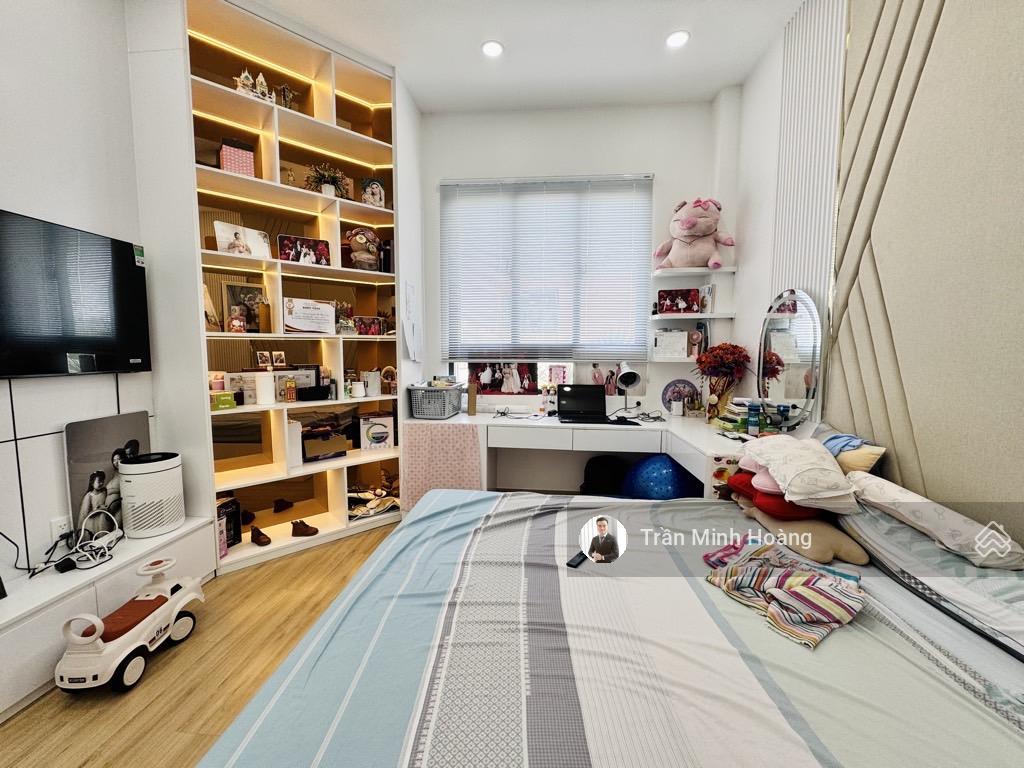 Nhà lô góc mặt tiền tân chánh hiệp q12 5 tầng có thang máy 6pn full nội thất cao cấp