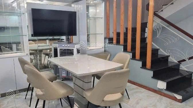 Giá rẻ 42 triệu  cho thuê nhà 78 đồng nai, quận 10  dt 5x11m, 6 tầng chính chủ