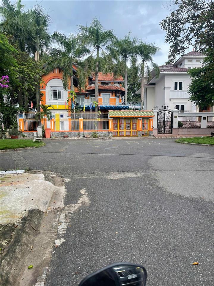 Cho thuê villa sân vườn 74/14 thân văn nhiếp, quận 2  dt 18x25m  giá 67tr   0901 162 ***