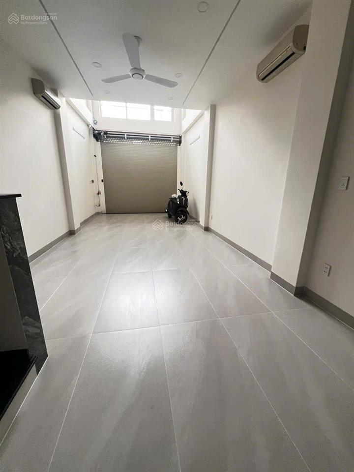 Có thang máy  cho thuê nhà 180 tân hương, quận tân phú  5 tầng, giá 3x