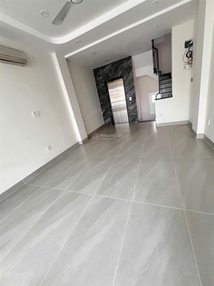 Có thang máy  cho thuê nhà 180 tân hương, quận tân phú  5 tầng, giá 3x