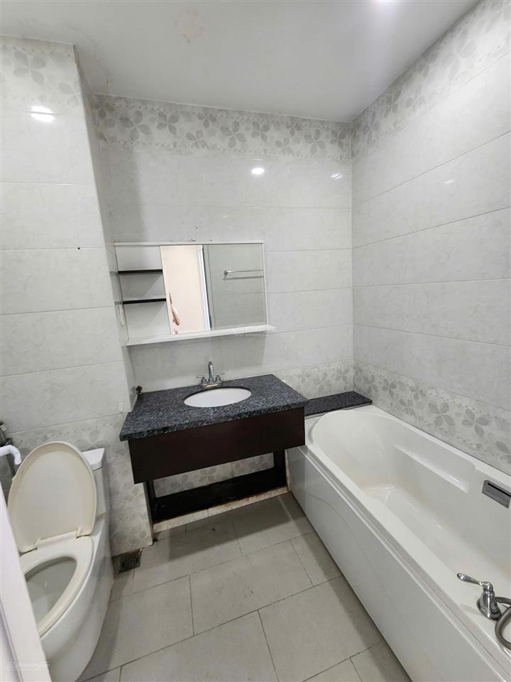 Có thang máy  cho thuê nhà 34 thành thái, quận 10  nhà mới, 6 tầng, chính chủ 0901 162 ***