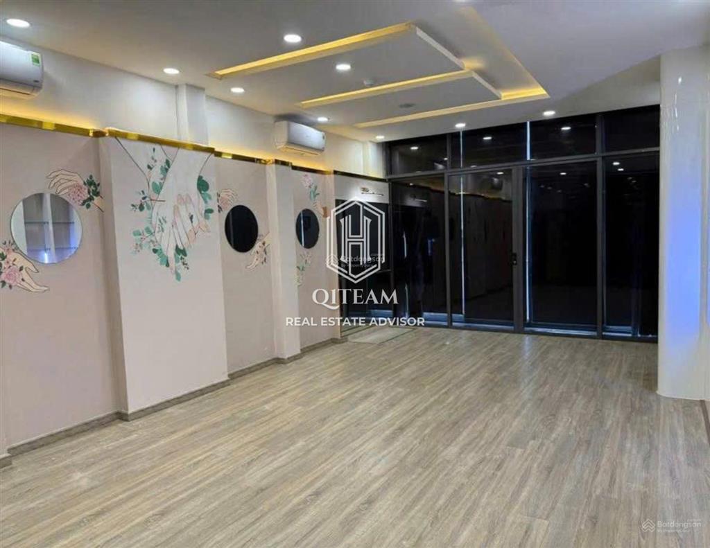 Có thang máy  cho thuê nhà 52 trần khắc chân, quận 1  dt 5x12m, nhà mới
