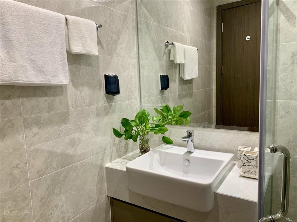 Chính chủ cần bán căn studio 31m2 đủ đồ đẹp, tầng trung, toà w1, giá 4 tỷ vinhomes west point
