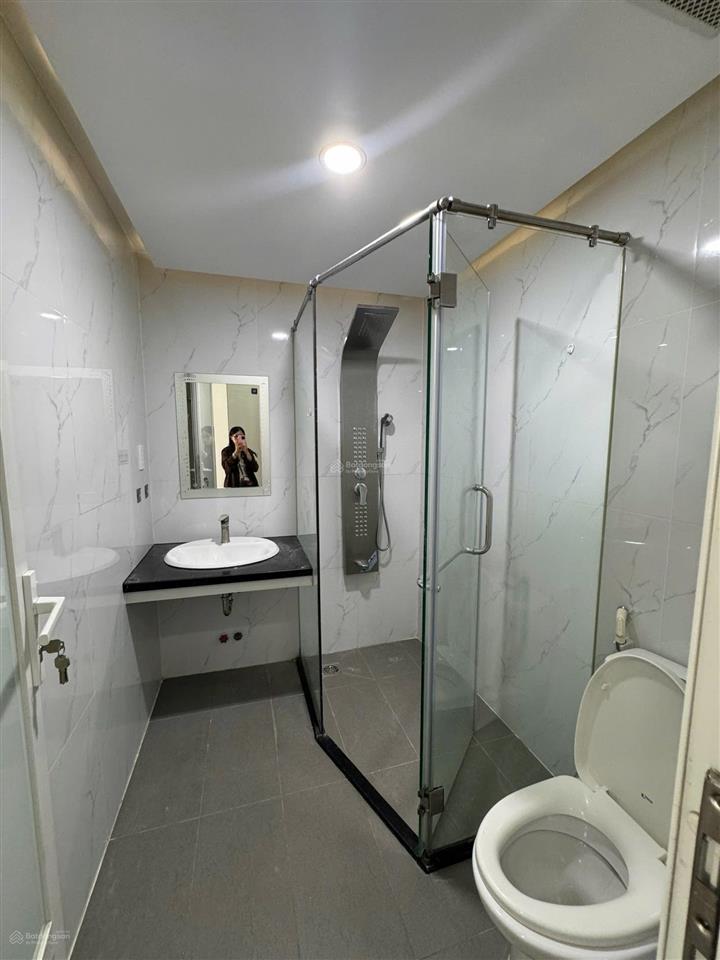 Cho thuê căn hộ cao cấp 1pn thang máy ban công máy giặt riêng ngay cv hoàng văn thụ