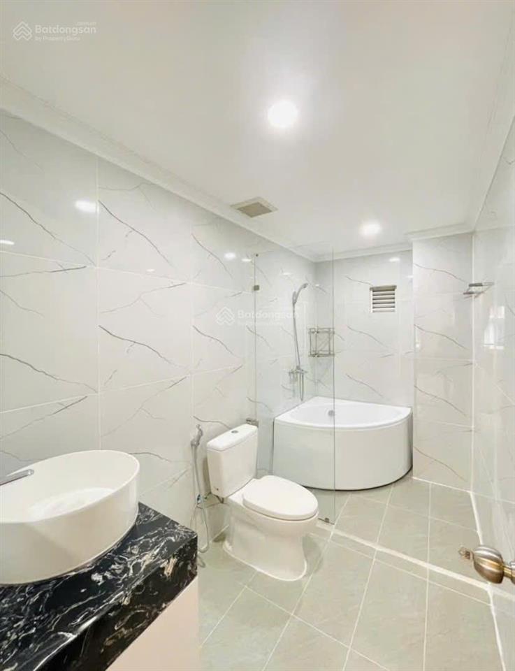 Tầng cao view trung tâm tphcm  ch 60m2/2 tỷ 4 sổ hồng , cách sân bay 2km , góp 0% lãi , dọn ở ngay