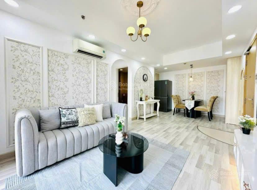 Tầng cao view trung tâm tphcm  ch 60m2/2 tỷ 4 sổ hồng , cách sân bay 2km , góp 0% lãi , dọn ở ngay