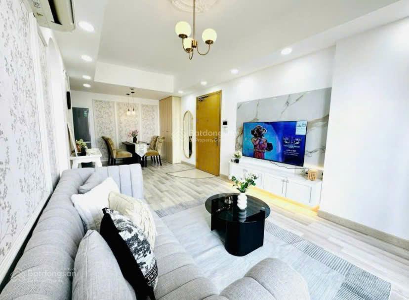 Tầng cao view trung tâm tphcm  ch 60m2/2 tỷ 4 sổ hồng , cách sân bay 2km , góp 0% lãi , dọn ở ngay
