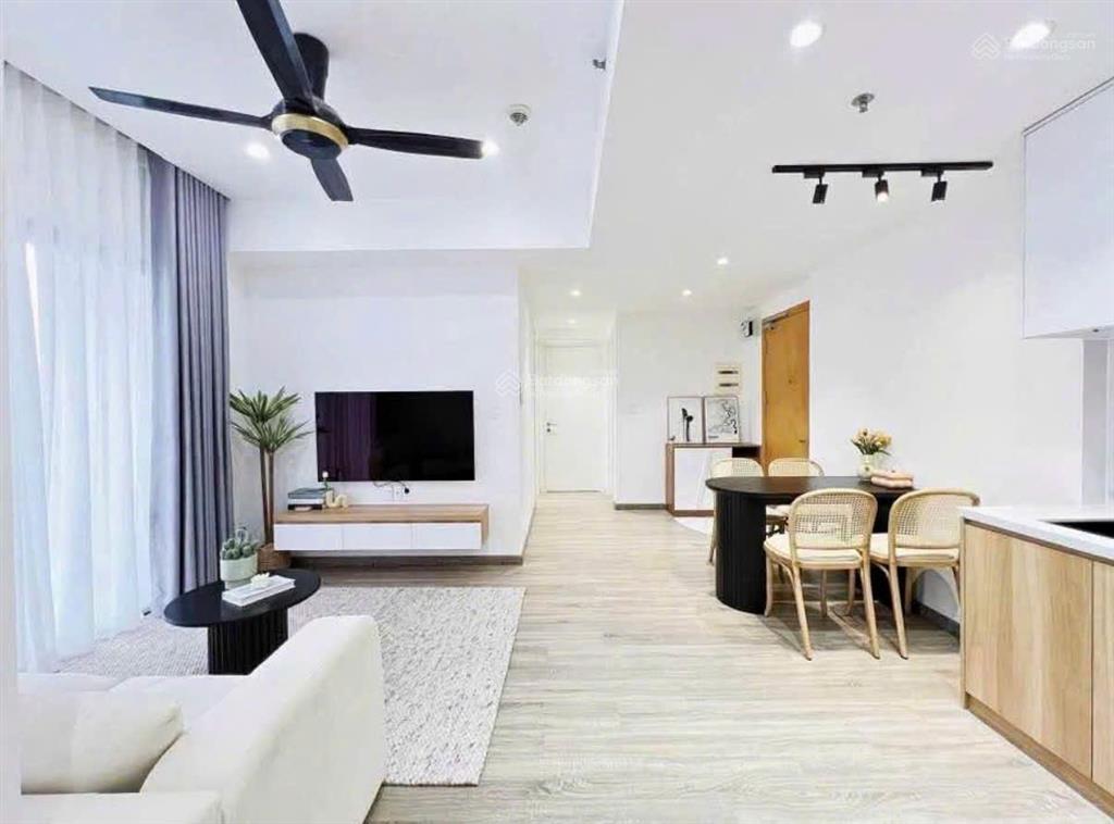 2 tỷ 15 ngay chợ gò vấp, trả trước 800 triệu sổ sang tên, tầng 9 view landmark 81 gió lồng lộng