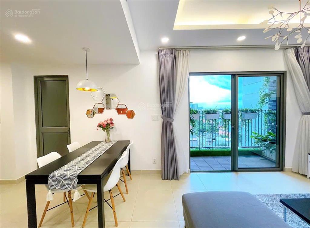 Là căn góc 2 ban công, nội thất ( như hình ) giá chốt 2 tỷ 28 , sổ tôi chịu phí , vay 75% ở lâu dài