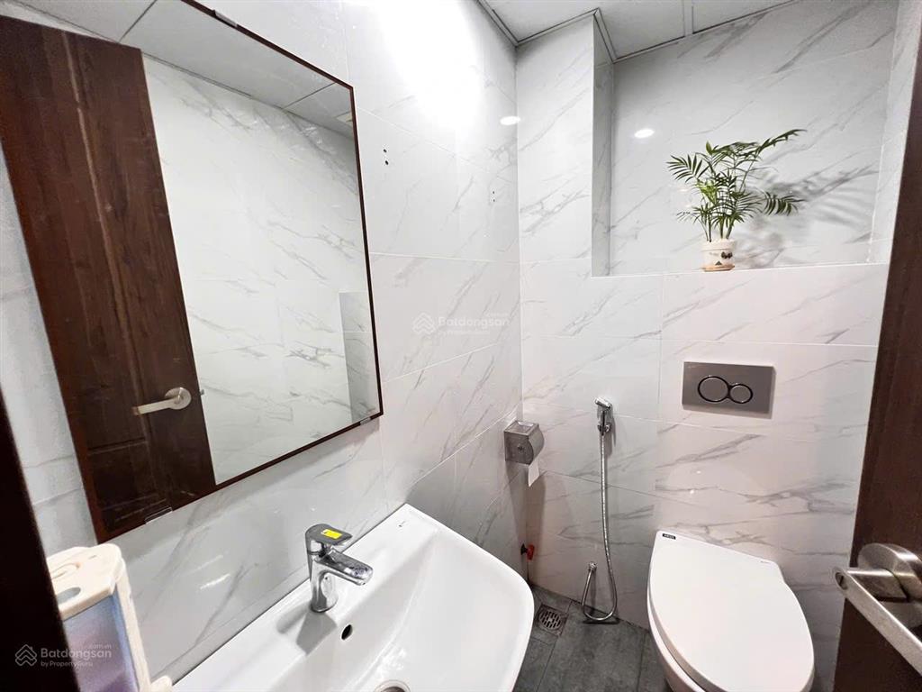 Tôi chủ nhà bán căn nhà tự xây 4.5 tầng tại ngõ 137 p.việt hưng, phường việt hưng. gara oto 7 chỗ