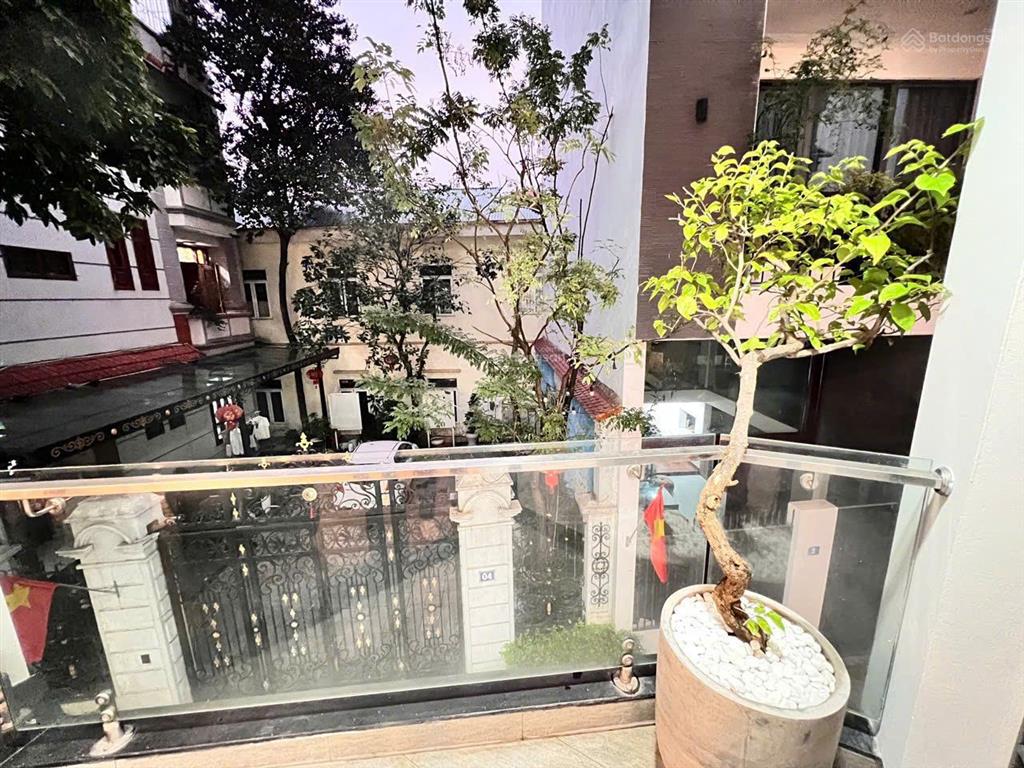 Tôi chủ nhà bán căn nhà tự xây 4.5 tầng tại ngõ 137 p.việt hưng, phường việt hưng. gara oto 7 chỗ