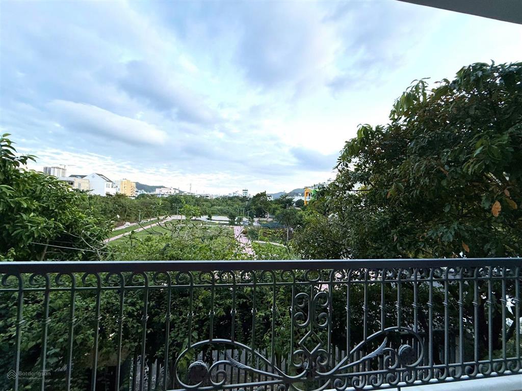 Cho thuê biệt thự kđt phước long a, phường nam nha trang. diện tích 240m2 ngang 12m