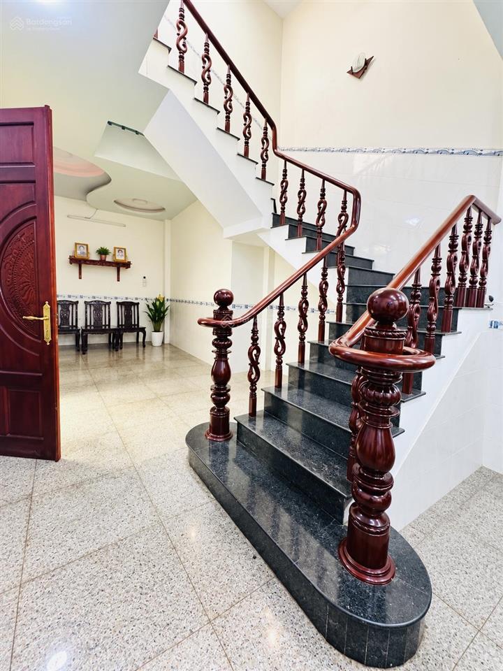 Bán nhà phú thọ hoà, quận tân phú, ngang 5m, 3 tầng, dt 70m2, hxh gần mặt tiền, giá 6 tỷ hơn.
