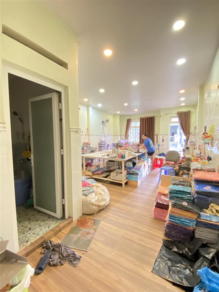 Bán nhà ngay đại học công thương, tân phú, nhà 4 tầng, dt 101m2, ngang rộng 5.5m, nhỉnh 10 tỷ.