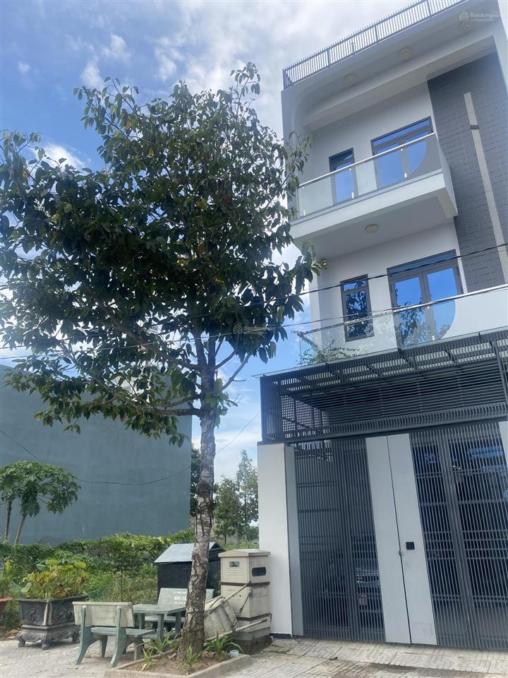 Chính chủ kẹt tiền cần ra gấp lô 100m2, full thổ ngay làng đại học, gần trục thống nhất