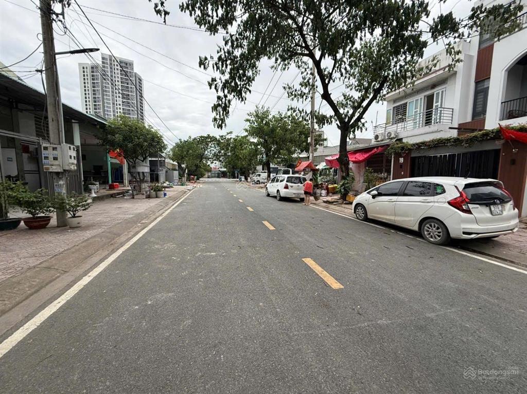 Chính chủ kẹt tiền cần ra gấp lô 100m2, full thổ ngay làng đại học, gần trục thống nhất