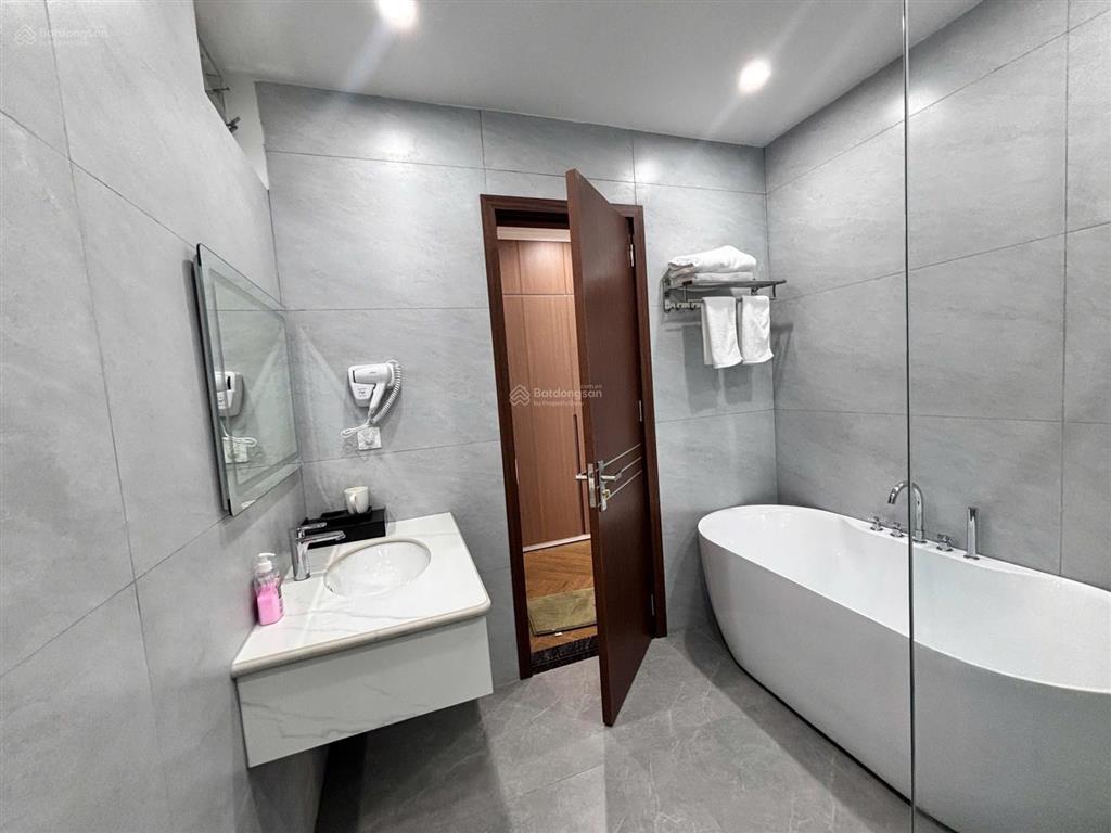 Cho thuê căn shophouse mặt đường hạnh phúc dự án vinhomes royal island