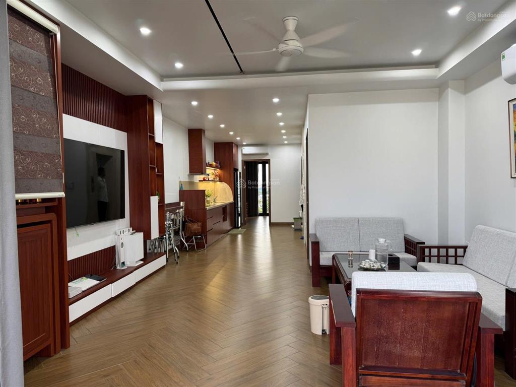 Cho thuê căn shophouse mặt đường hạnh phúc dự án vinhomes royal island