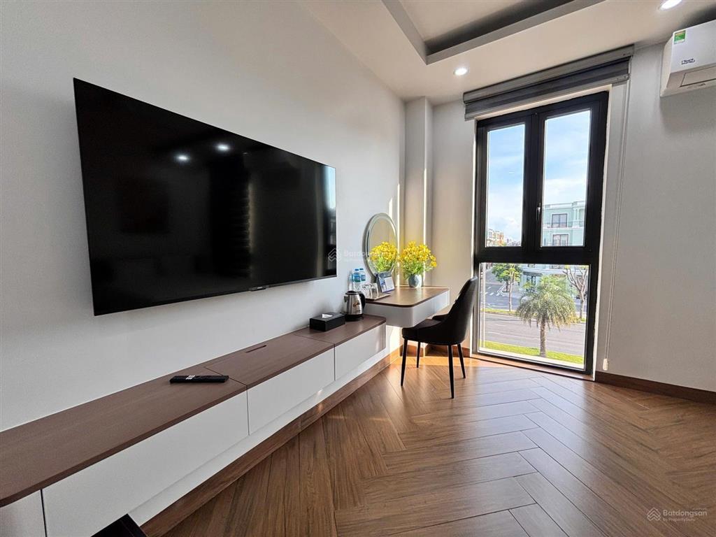 Cho thuê căn shophouse mặt đường hạnh phúc dự án vinhomes royal island