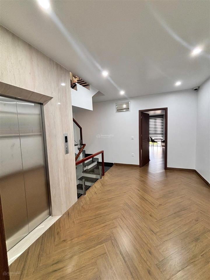 Cho thuê căn shophouse mặt đường hạnh phúc dự án vinhomes royal island