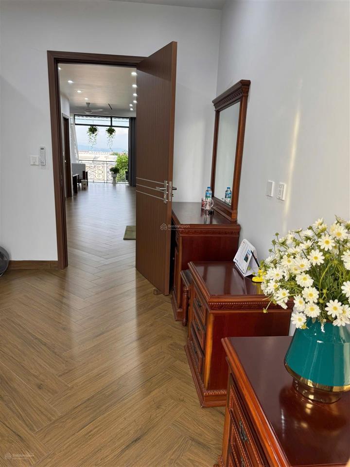 Cho thuê căn shophouse mặt đường hạnh phúc dự án vinhomes royal island