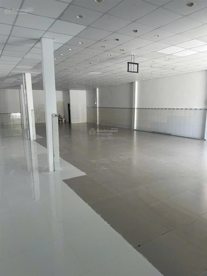 Mặt tiền đường kha vạn cân, ngay ngã tư kha vạn cân và phạm văn đồng. mặt tiền rộng rãi.