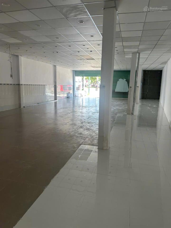 Mặt tiền đường kha vạn cân, ngay ngã tư kha vạn cân và phạm văn đồng. mặt tiền rộng rãi.