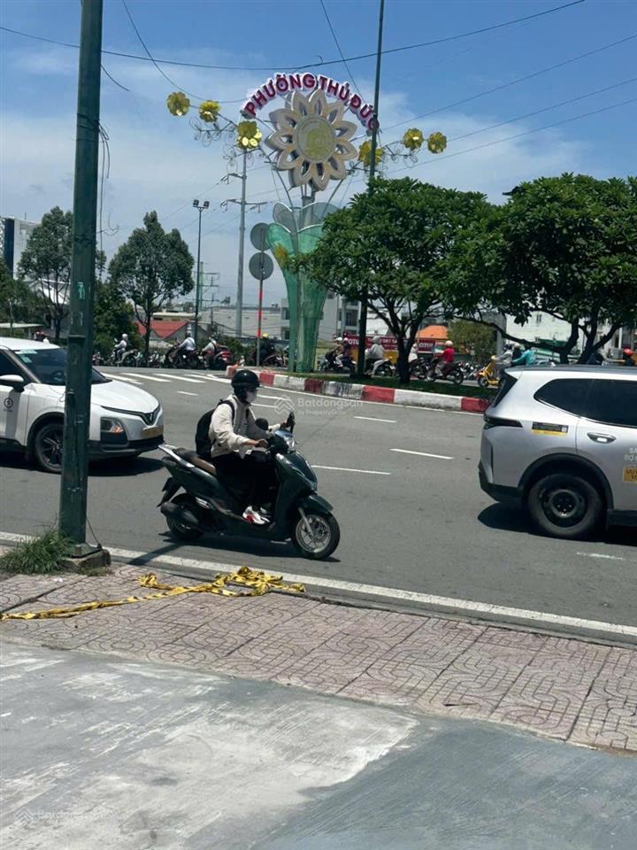 Mặt tiền đường kha vạn cân, ngay ngã tư kha vạn cân và phạm văn đồng. mặt tiền rộng rãi.