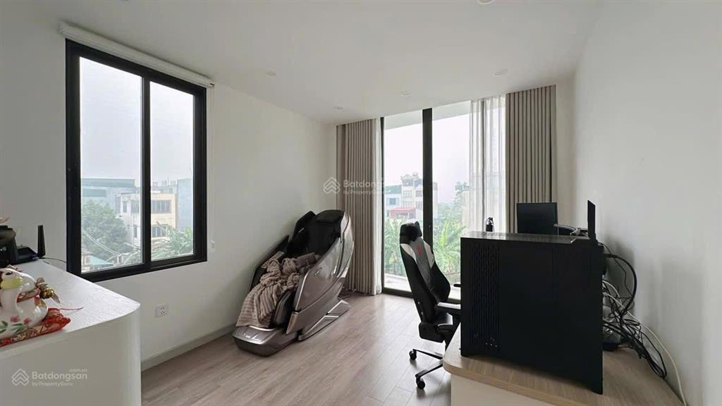 Hơn 5 tỷ. yên nghĩa 42m2  ô tô chui nhà  view hồ  full nội thất