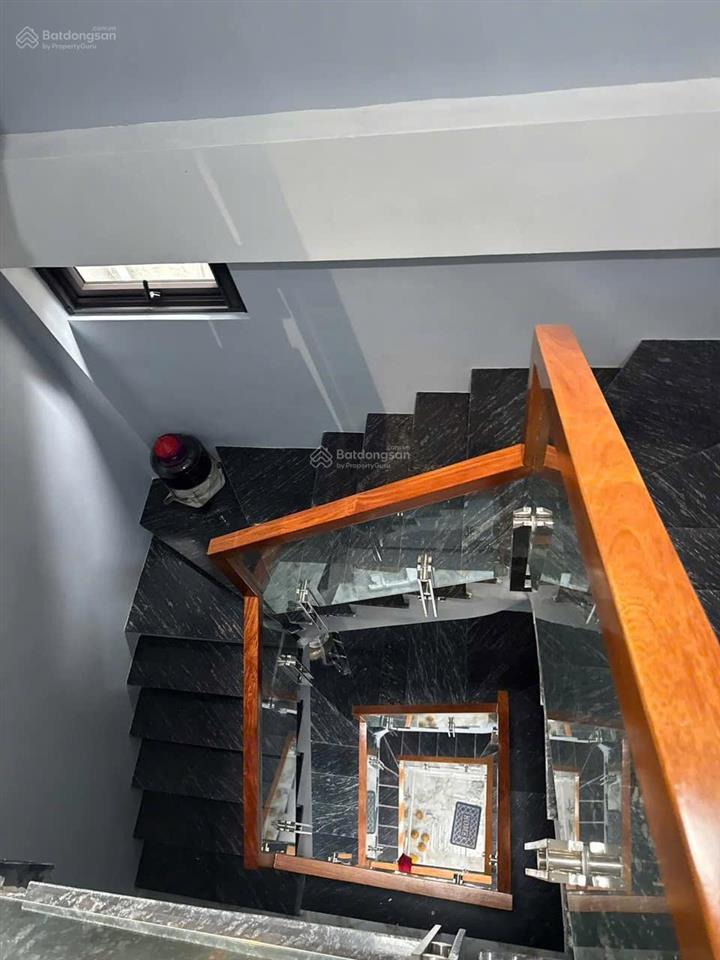 Hơn 5 tỷ. yên nghĩa 42m2  ô tô chui nhà  view hồ  full nội thất