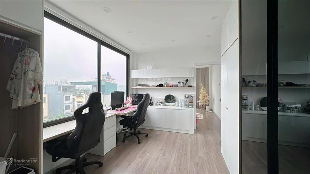 Hơn 5 tỷ. yên nghĩa 42m2  ô tô chui nhà  view hồ  full nội thất