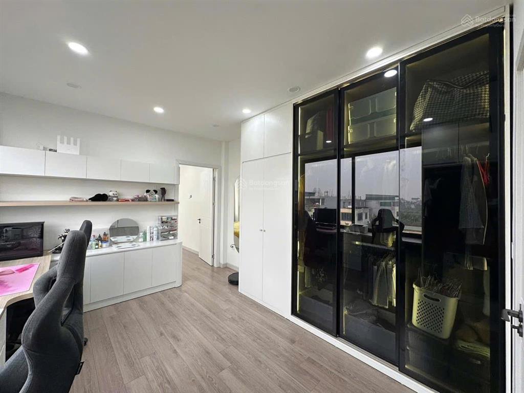 Hơn 5 tỷ. yên nghĩa 42m2  ô tô chui nhà  view hồ  full nội thất