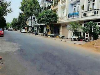 Nhà phố 2 lầu trệt mặt tiền kinh doanh phường dĩ an tp hcm