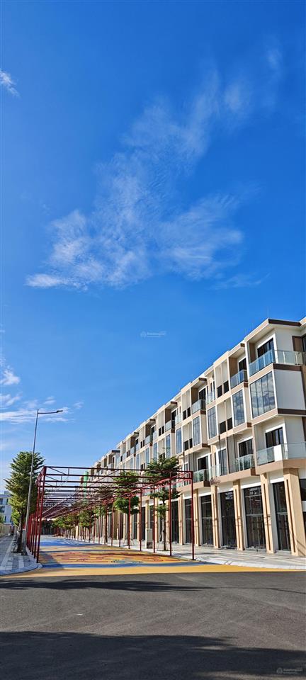 Hàng hiếm, nhà phố 4 tầng chỉ 4,8 tỷ (full). diện tích 108 m2, cách phú mỹ hưng 20 phút di chuyển.
